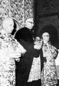 Da sinistra: Don Martino Matronola S. Ecc. Idelfonso Rea Abate di Montecassino, Don angelo Pantoni  